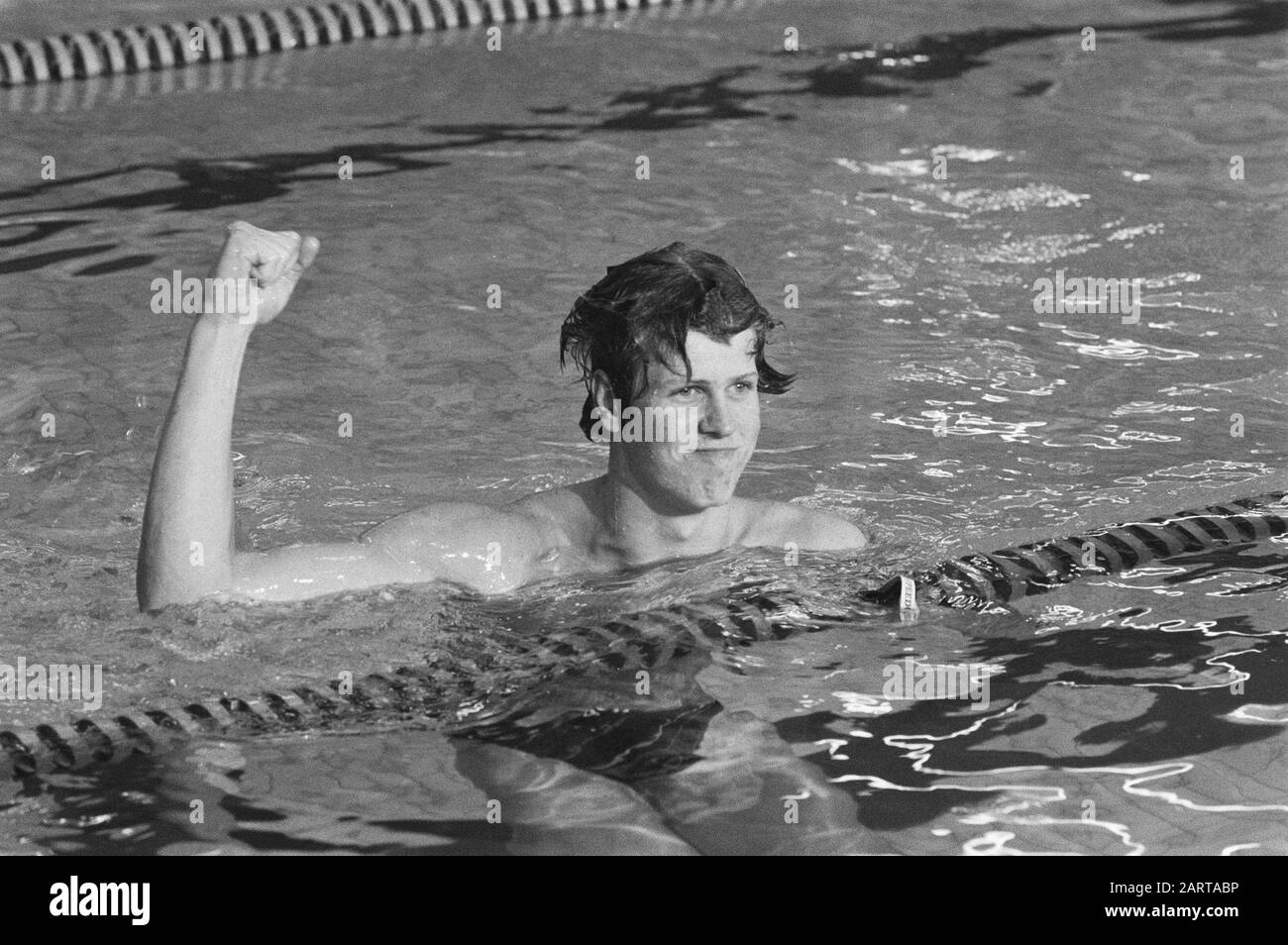 Speedomeet swimtournoi Amersfoort; a Happy Erik A Couru après avoir brisé le record néerlandais 50 m papillon course Date: 27 janvier 1985 mots clés: Natation Nom personnel: Erik Ran, Speedomeet Banque D'Images