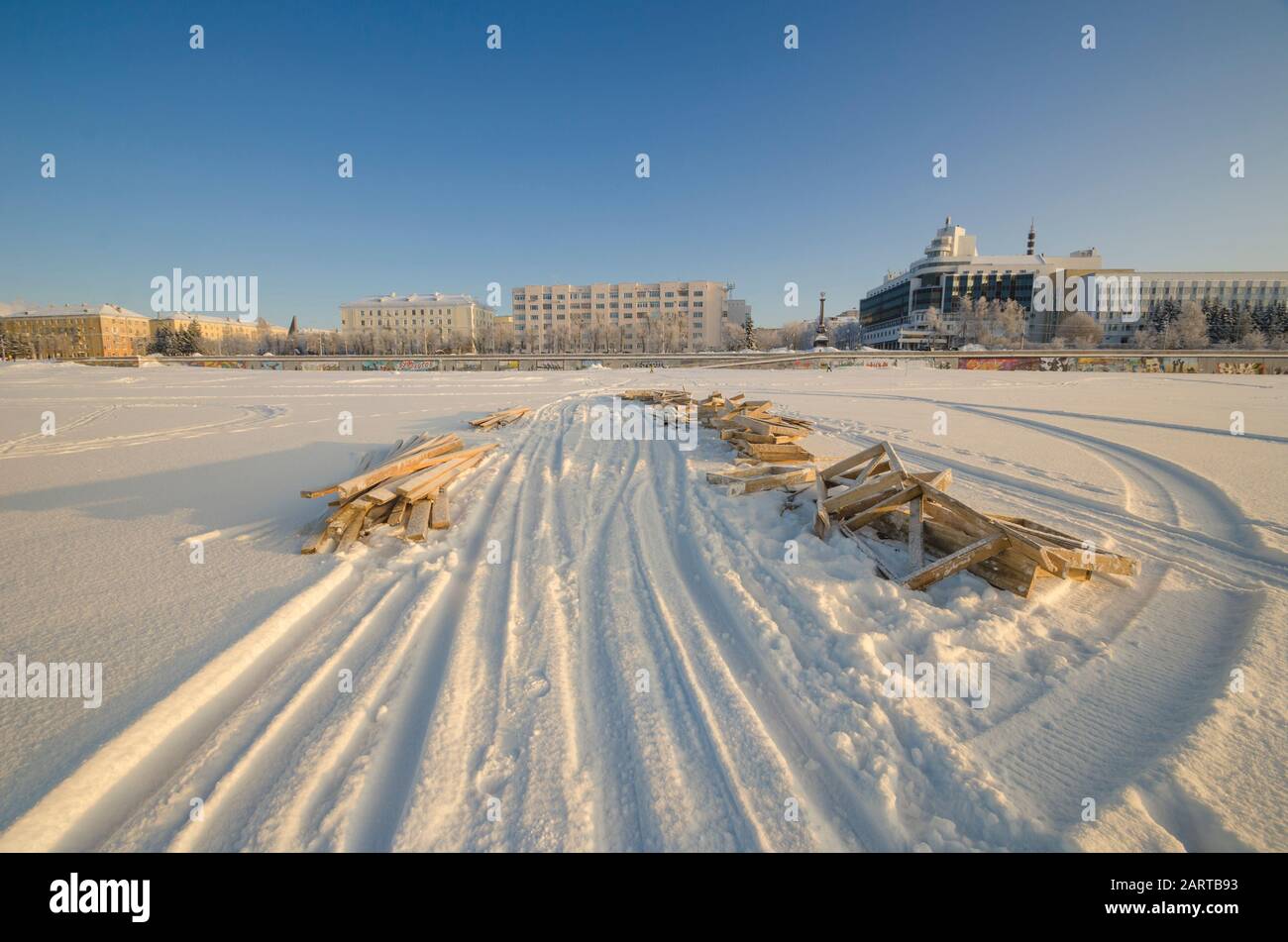 Construction d'un passage piétonnier de la rivière. Russie, Arkhangelsk, Dvina Du Nord Banque D'Images