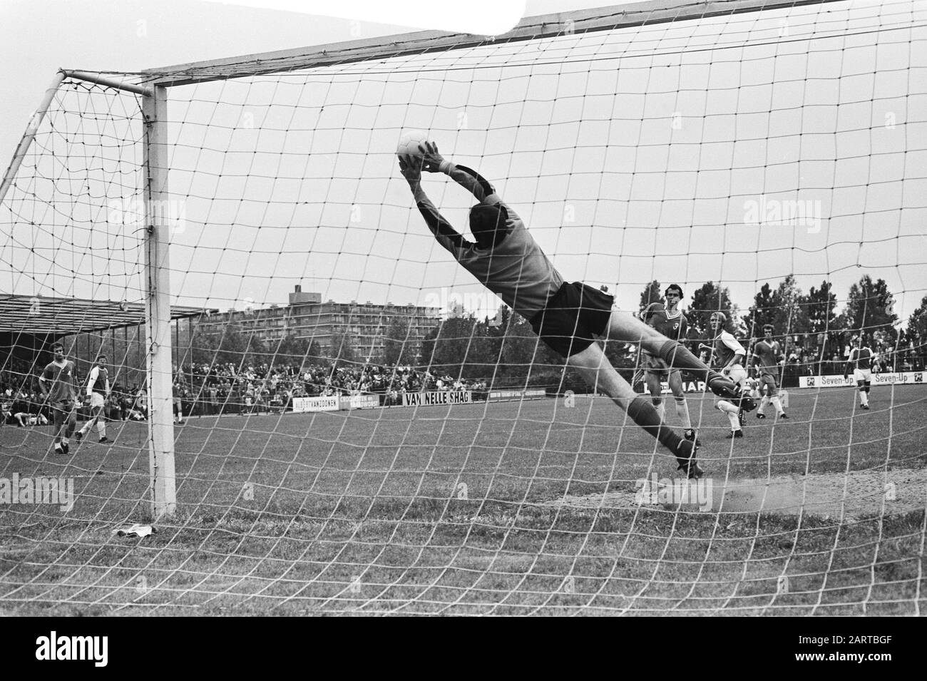 Volewijckers contre AGOVV 3-0, Volewijckers champion tweed division Game moment; par la victoire Les Volewijckers sont champion de la deuxième division Date: 6 juin 1971 lieu: Amsterdam, Noord-Holland mots clés: Sport, football, footballeurs, matches Nom de l'institution: Volewijckers Banque D'Images