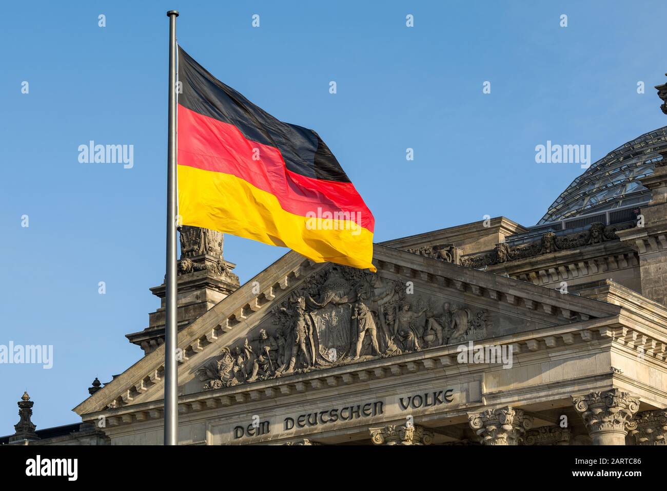 Drapeau allemand devant le bâtiment du Reichstag. Berlin, Allemagne Banque D'Images