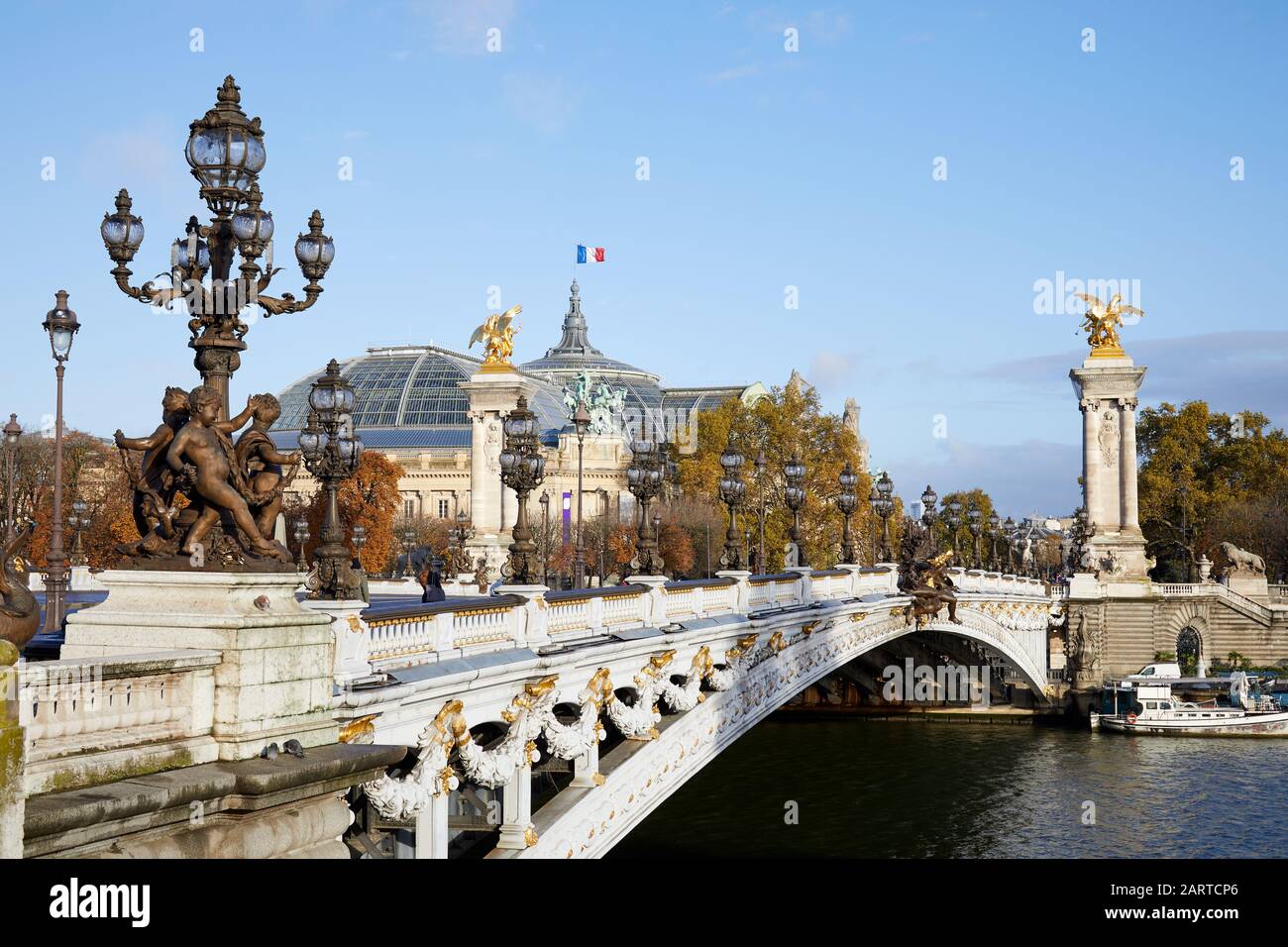 Pont Alexander III en automne ensoleillé à Paris, France Banque D'Images