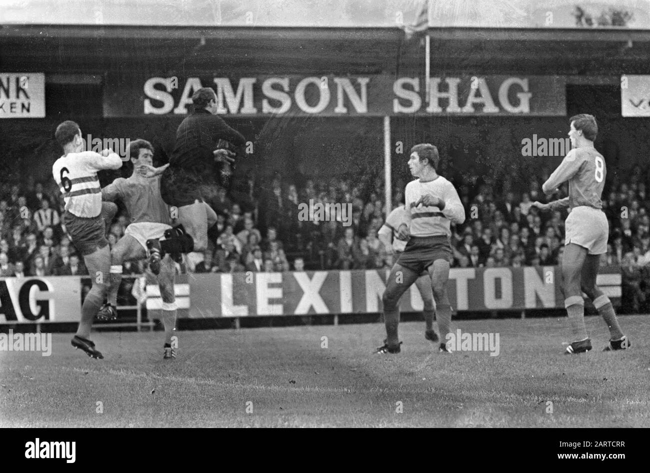 Volendam vs Xerxès DHC 4-1.Pelk (V) en duel avec gardien de but Treytel (X) Date: 20 août 1967 lieu: Noord-Holland, Volendam mots clés: Sport, football Nom de l'institution: Xerxès/DHC : Brand, Ben/Anefo Banque D'Images