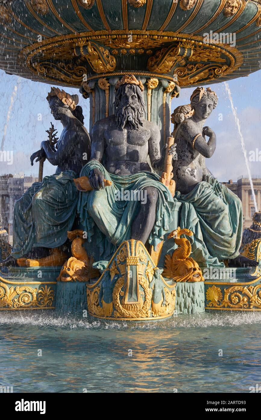Statues de la fontaine de la place de la Concorde avec détails dorés lors d'une journée ensoleillée à Paris, France Banque D'Images