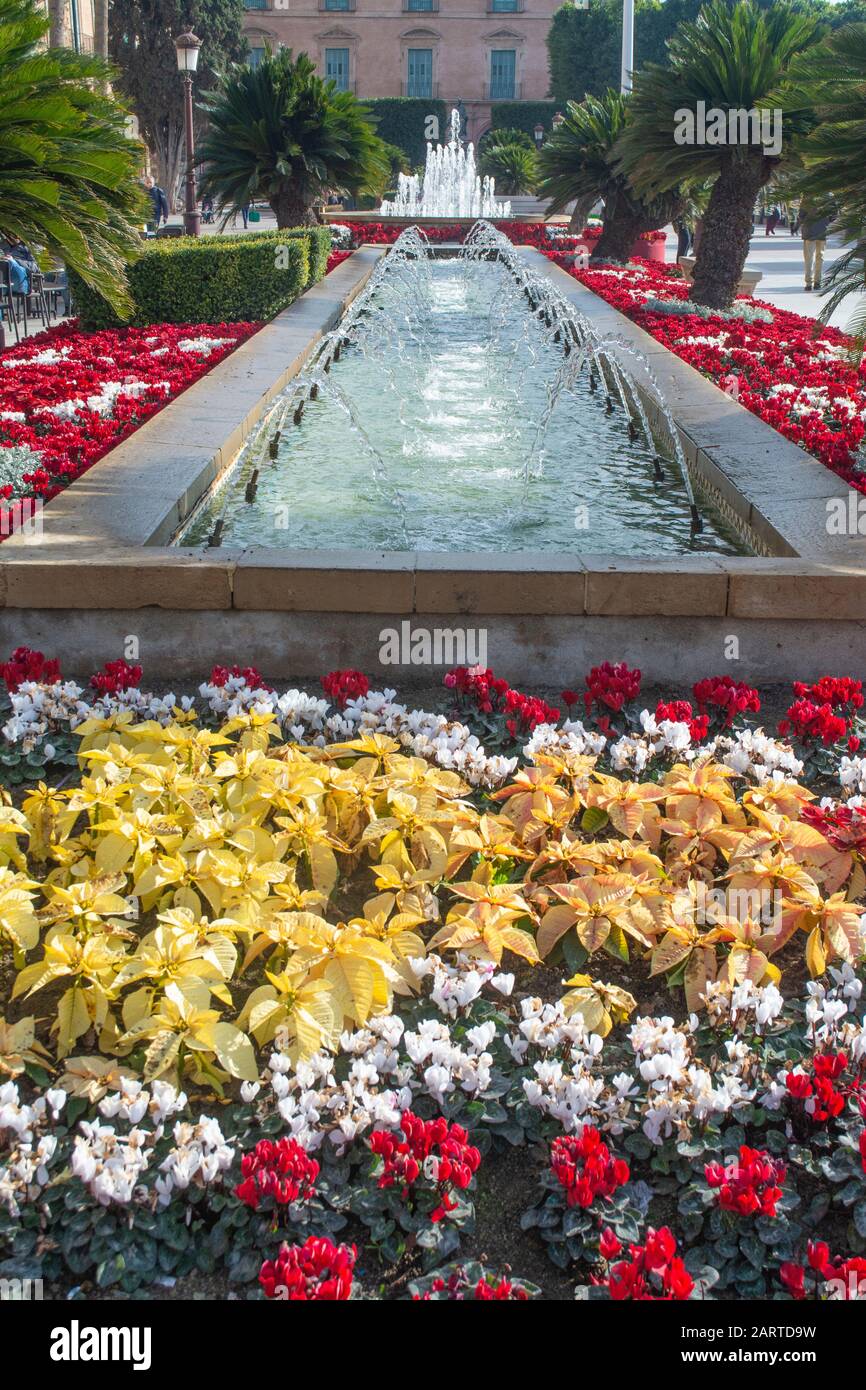 Fleurs et fontaine formelles sur la Plaza de la Glorieta de Espana à Murcie, Espagne Banque D'Images
