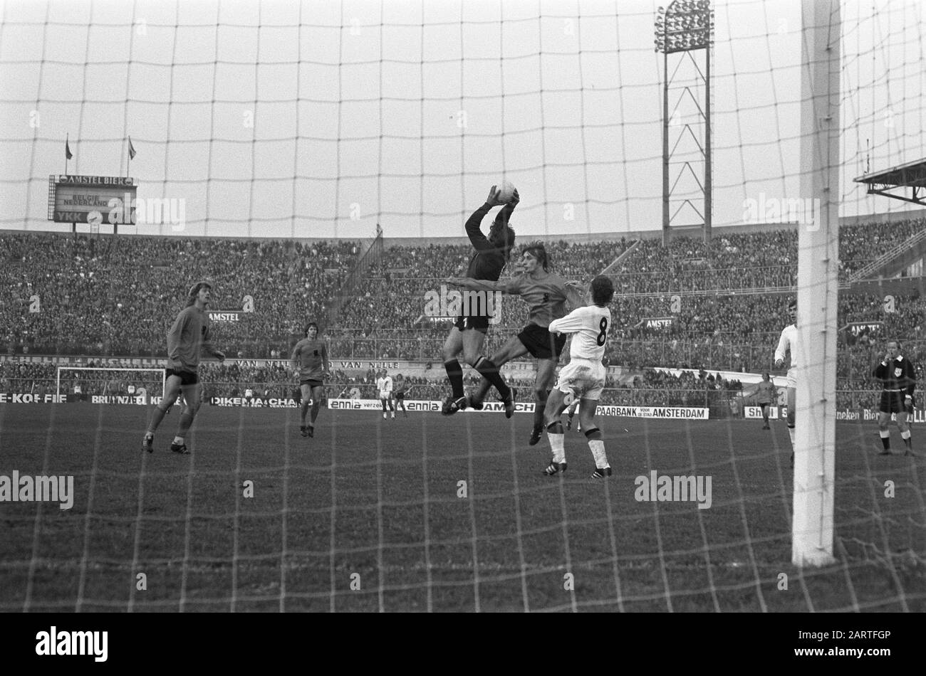 Compétition de qualification pour le championnat du monde, Pays-Bas-Belgique au Stade olympique d'Amsterdam: 0-0 moment de jeu Annotation: Les Pays-Bas n'avaient qu'un seul point pour se qualifier, la Belgique a dû gagner. Les Pays-Bas sont en partie dus au fait que l'arbitre Kazakov a rejeté un objectif belge. Date: 18 Novembre 1973 Lieu: Amsterdam, Noord-Holland Mots Clés: Sport, Football Banque D'Images