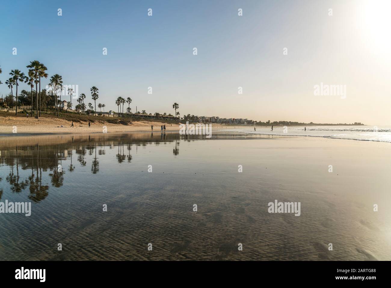 Spiegelung bei Ebbe am Strand von Fajund Kotu, Kanifing, Bakau, Gambie, Westafrika | réflexion à marée basse à Fajará et Kotu Beach, Bakau, Kanifi Banque D'Images