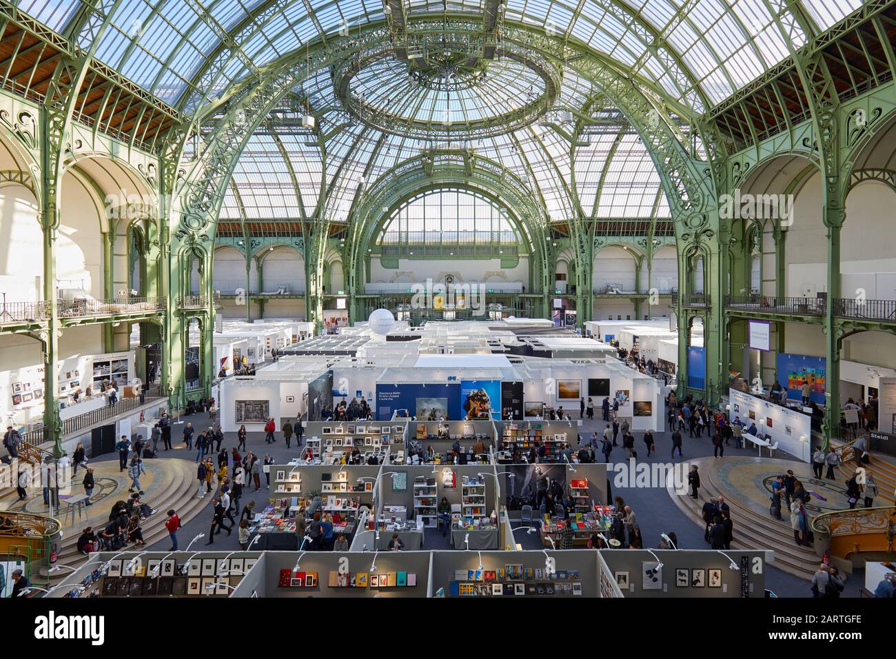 Paris - 7 NOVEMBRE 2019: Paris photo art vue à grand angle avec personnes, terrasse et espace librairie au Grand Palais de Paris, France. Banque D'Images