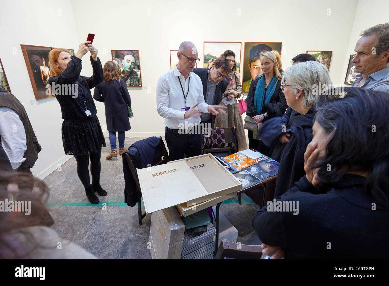 Paris - 7 NOVEMBRE 2019 : salon de l'art photographique de Paris, les gens assistent à une présentation au Grand Palais de Paris, France. Banque D'Images