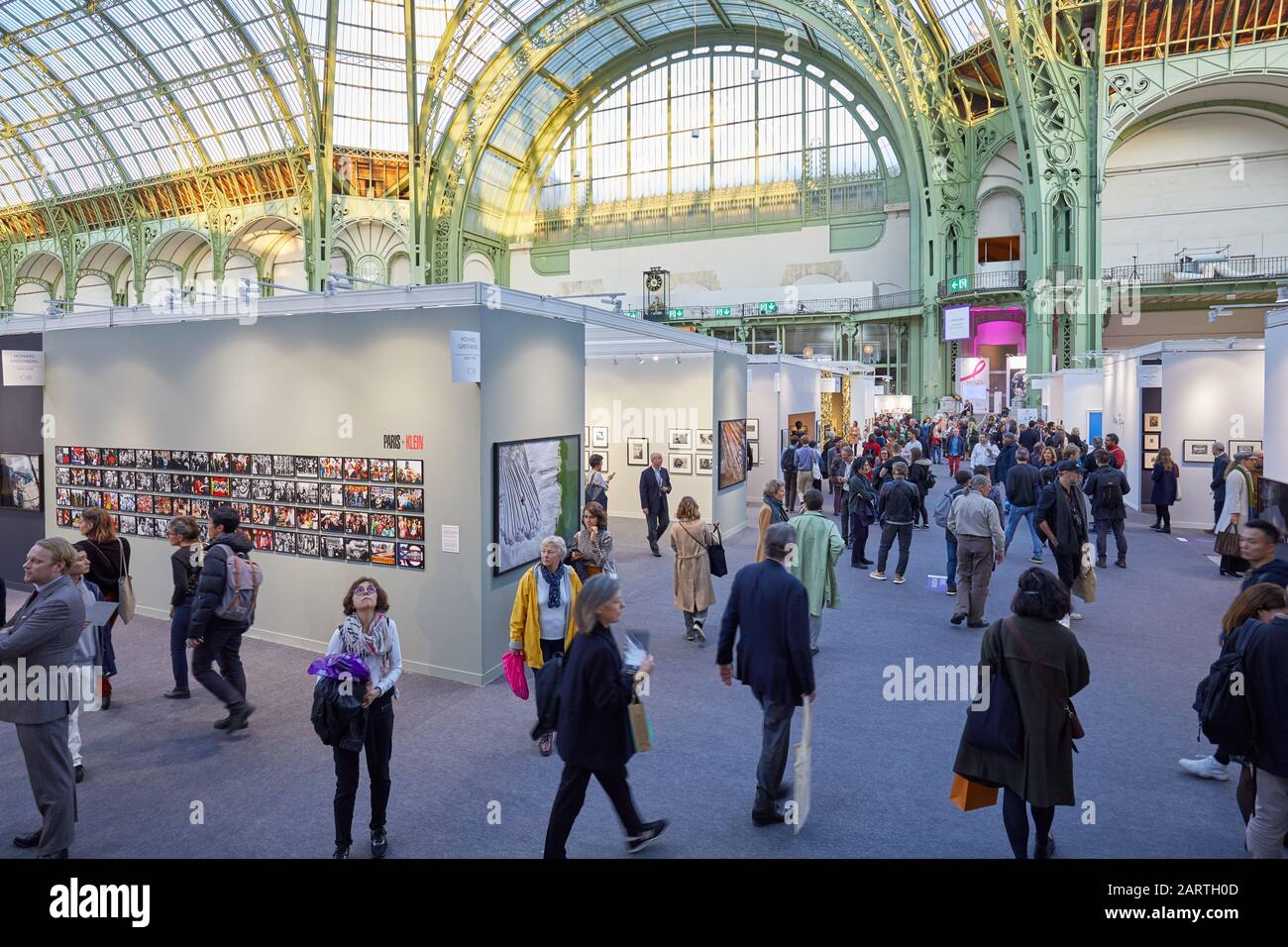 Paris - 7 NOVEMBRE 2019 : Paris photo art salon vue intérieure avec personnes, architecture et galeries au Grand Palais de Paris, France. Banque D'Images