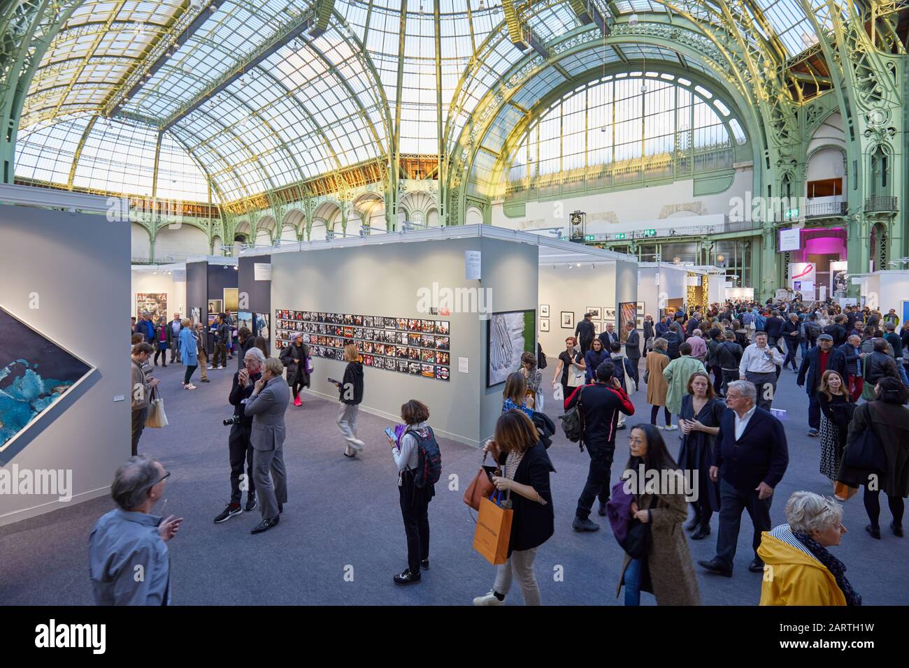 Paris - 7 NOVEMBRE 2019 : Paris photo art salon vue intérieure avec personnes, architecture et galeries au Grand Palais de Paris, France. Banque D'Images