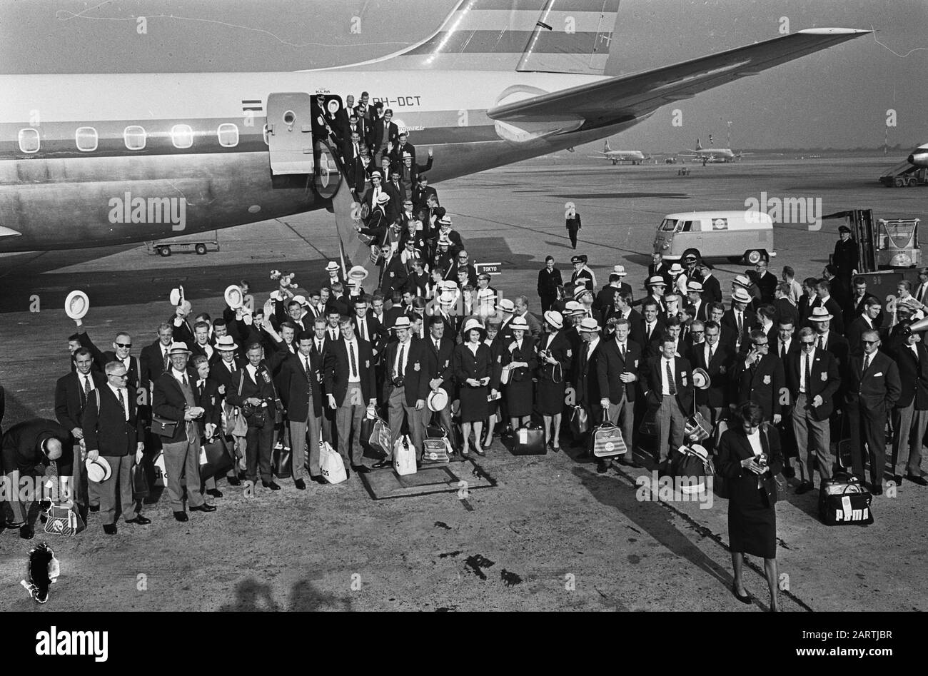 Les sportifs sont partis pour Tokyo, Nico Striker de l'équipe de hockey avec un lion grandeur nature comme mascotte Date: 29 septembre 1964 lieu: Noord-Holland, Schiphol mots clés: SPORTS MENSONGES, aéroports Banque D'Images