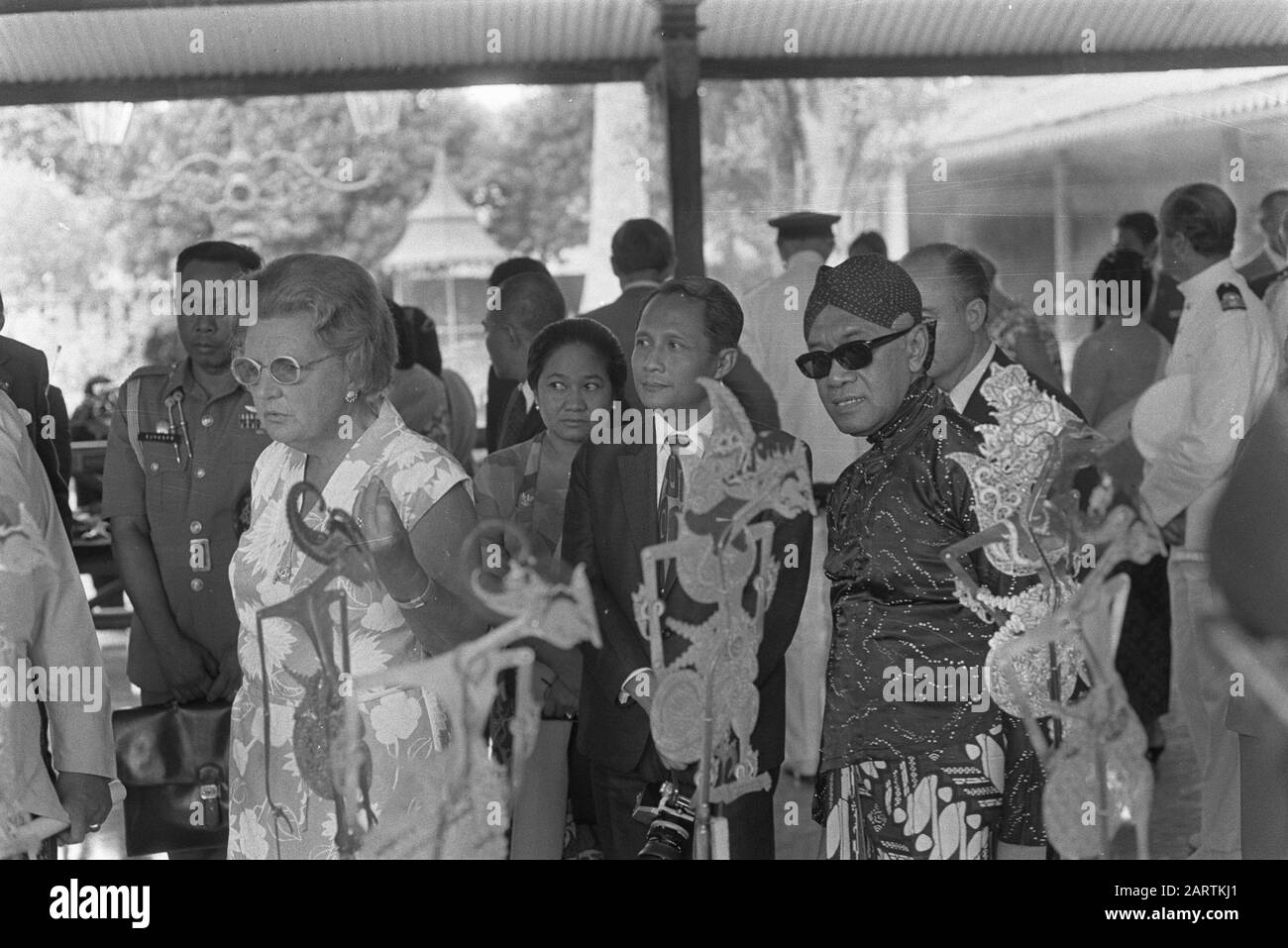 Visite d'État en Indonésie par HM et Prince Bernhard, couple royal visite Kraton à Djokjakarta (Palais Sultan Hamengku Buwono) Date: 2 septembre 1971 lieu: Indonésie, Indonésie, Yogyakarta mots clés: Queens, palais, visites d'état Nom personnel: Hamengku Buwono Banque D'Images