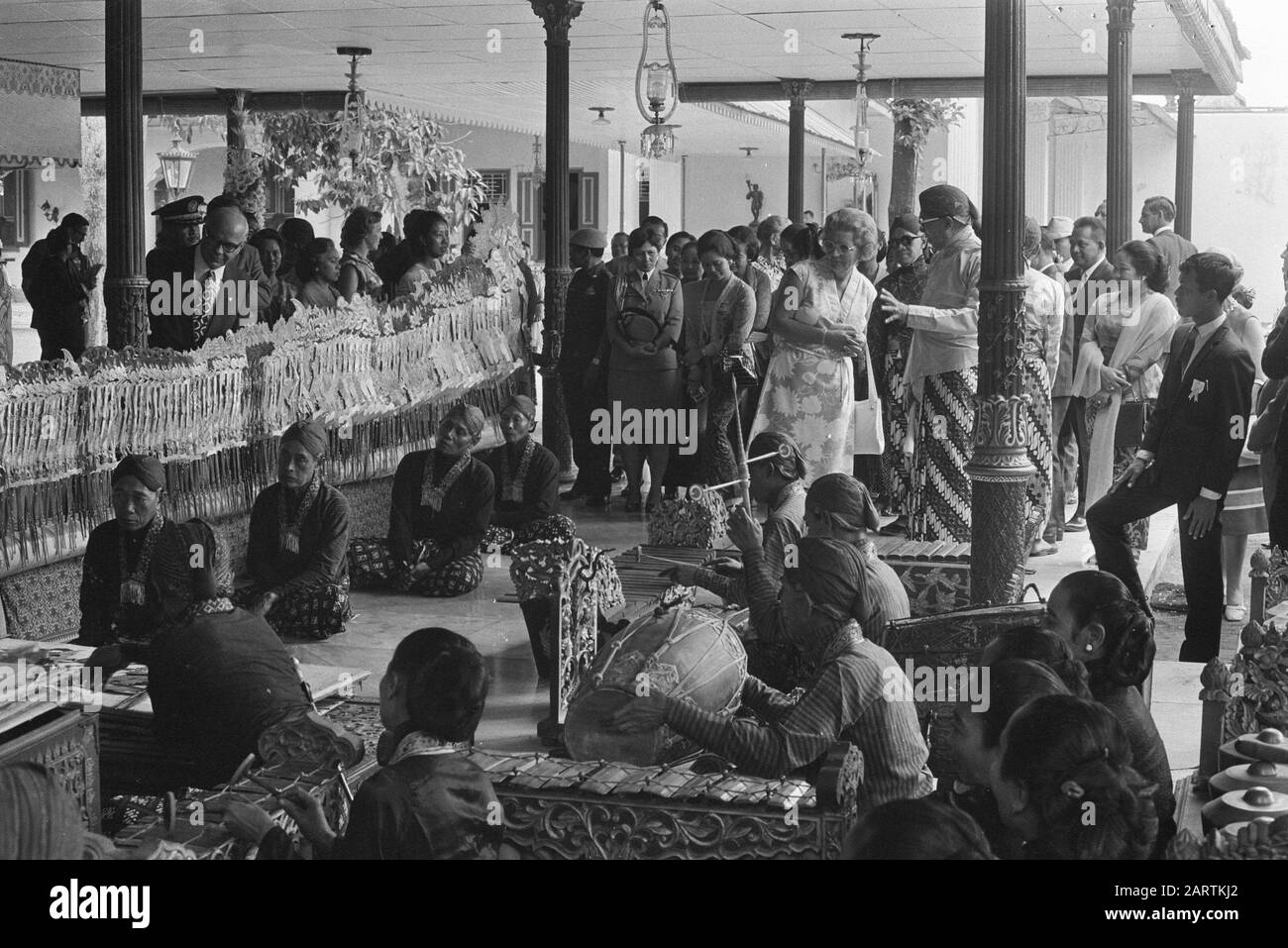 Visite d'État en Indonésie HM et Prince Bernhard, couple royal visite Kraton à Djokjakarta (Palais Sultan Hamengku Buwono) Date: 2 septembre 1971 lieu: Indonésie, Indonésie, Yogyakarta mots clés: Queens, palais, visites d'état Nom personnel: Hamengku Buwono Banque D'Images