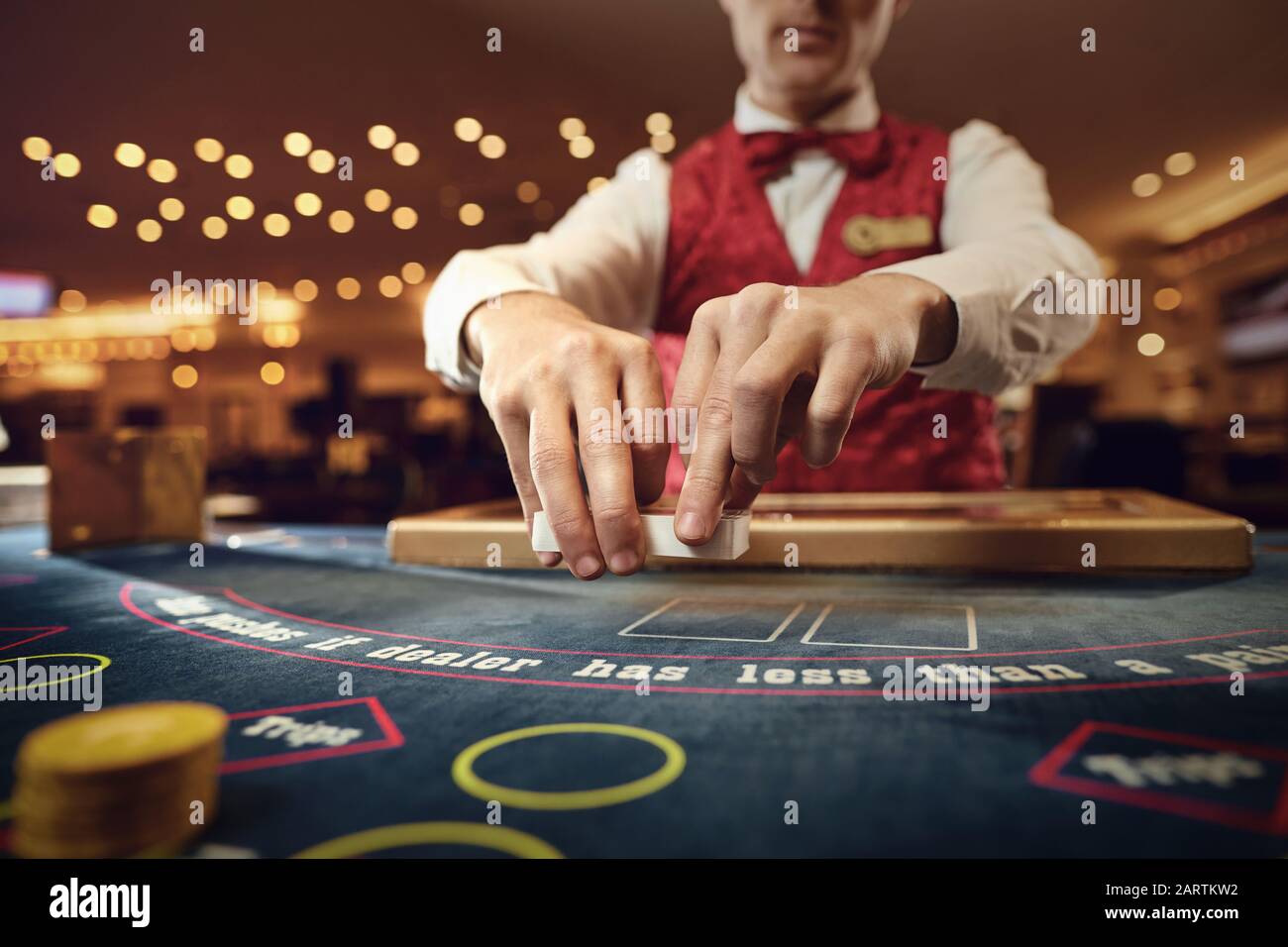 Cartes de poker Croupier détient dans ses mains à une table dans un casino. Banque D'Images