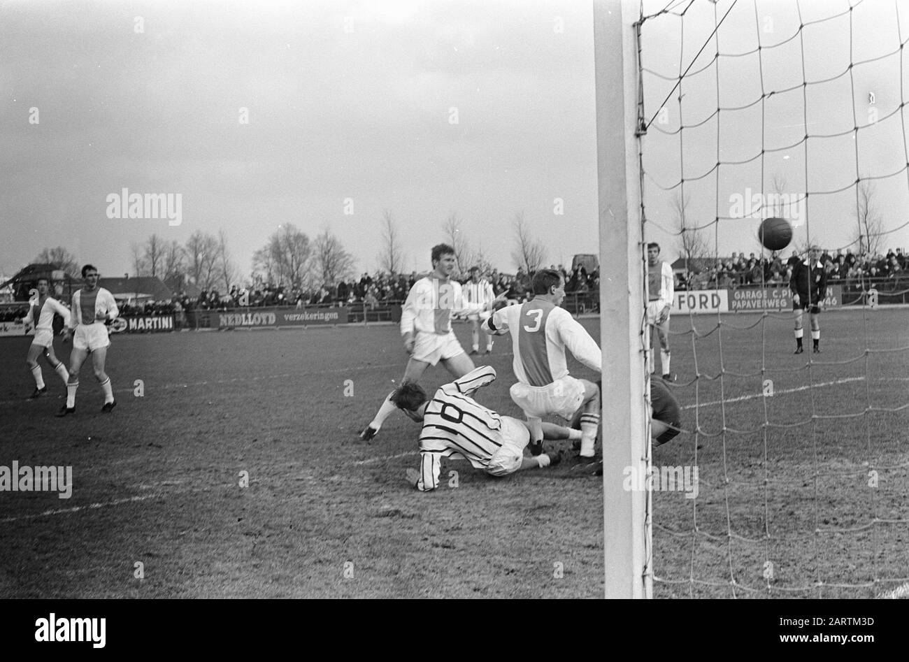 Volewijckers contre Heracles 0-1, Norsink numéro 10 pousses, Volewijck-défense est battu Date: 26 février 1967 mots clés: Sport, football Personne Nom: Heracles institution Nom: Volewijckers Banque D'Images