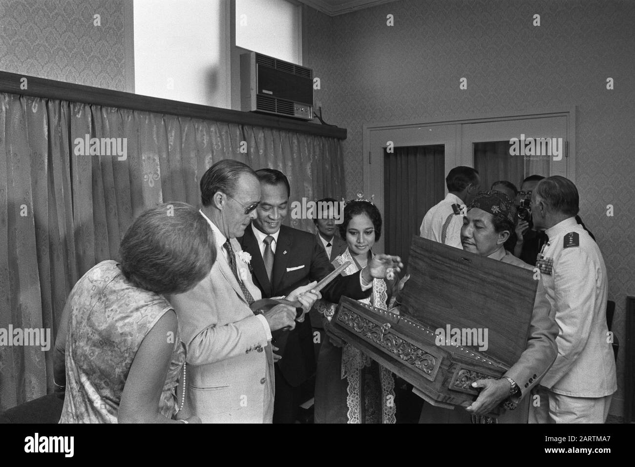 Visite d'État HM et Prince Bernhard en Indonésie, le gouverneur Sadikin de Jakarta offre des cadeaux HM et Prince Bernhard à ce jour: 28 août 1971 lieu: Indonésie, Indonésie, Jakarta mots clés: Cadeaux, gouverneurs, reines, visites d'État Nom personnel: Bernhard, prince Banque D'Images