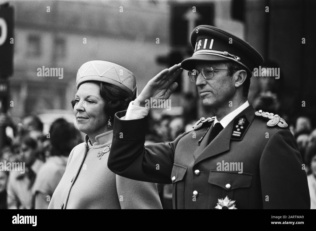 Visite d'État Reine Beatrix et Prince Claus en Belgique Reine Beatrix et Roi Baudouin en jouant à l'hymne national Date: 31 mars 1981 lieu: Belgique mots clés: PEANLANDS, visite d'État Nom personnel: Beatrix, Queen, Baudouin, roi de Belgique, Claus, prince Banque D'Images