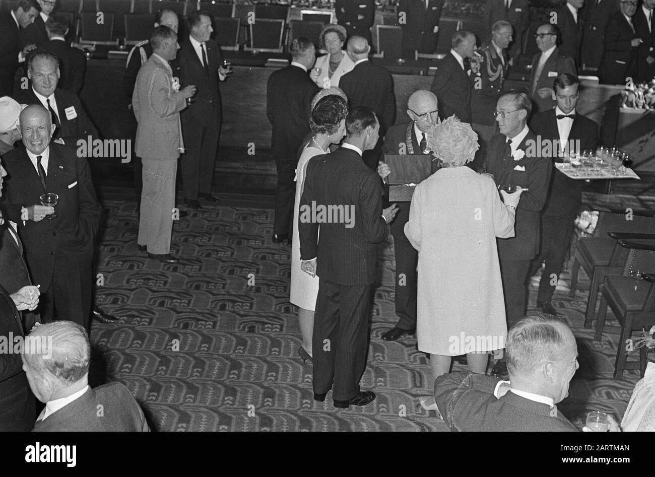 Visite d'État du Grand-Duc et de la Grande duchesse du Luxembourg dans notre pays. Réception À L'Hôtel De Ville. Samkalden Cadeau Au Couple Royal Date: 12 Septembre 1967 Lieu: Amsterdam, Noord-Holland Mots Clés: Grand Duchesses, Reçus, Offres, Cadeaux, Grand Dukes, Visites D'État Banque D'Images