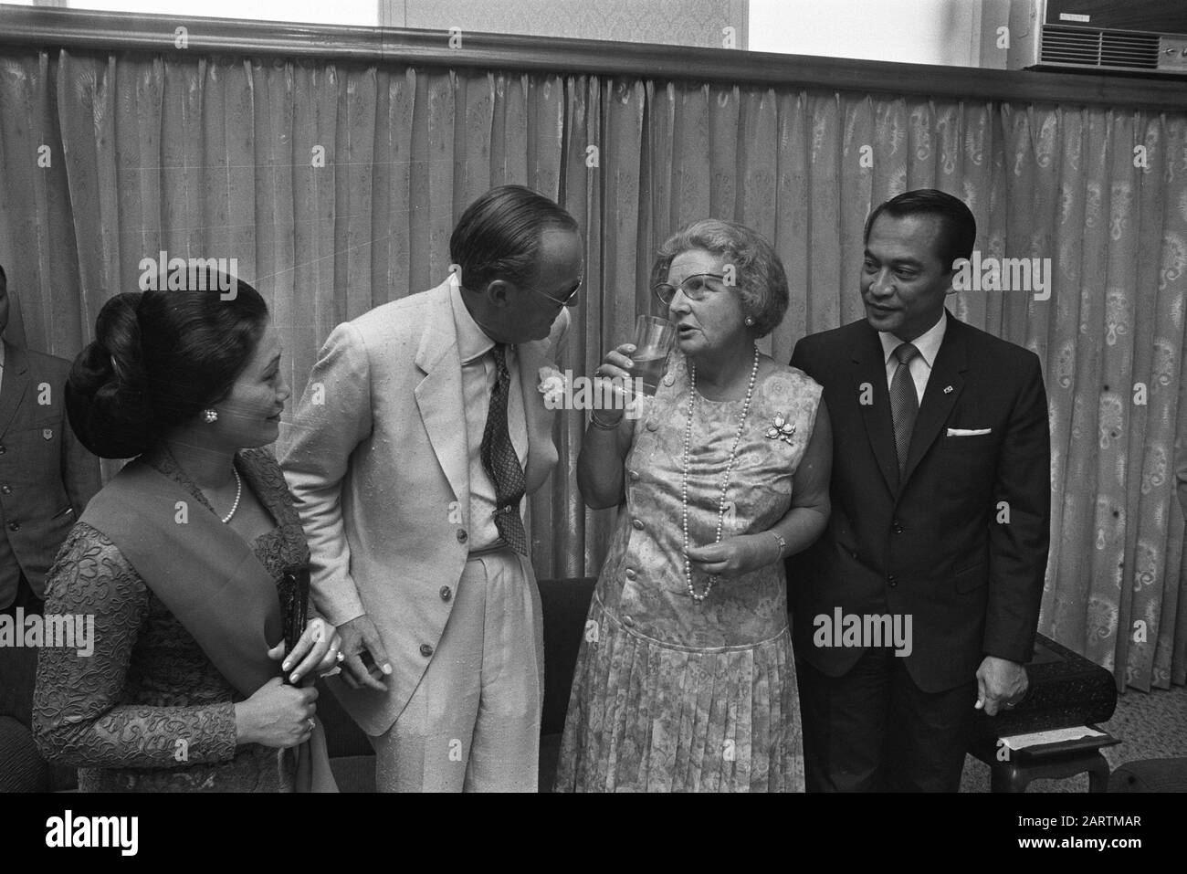 Visite d'État HM et Prince Bernhard en Indonésie, le gouverneur Sadikin de Jakarta offre des cadeaux HM et Prince Bernhard à ce jour: 28 août 1971 lieu: Indonésie, Indonésie, Jakarta mots clés: Gouverneurs, reines, visites d'État Nom personnel: Bernhard, prince Banque D'Images