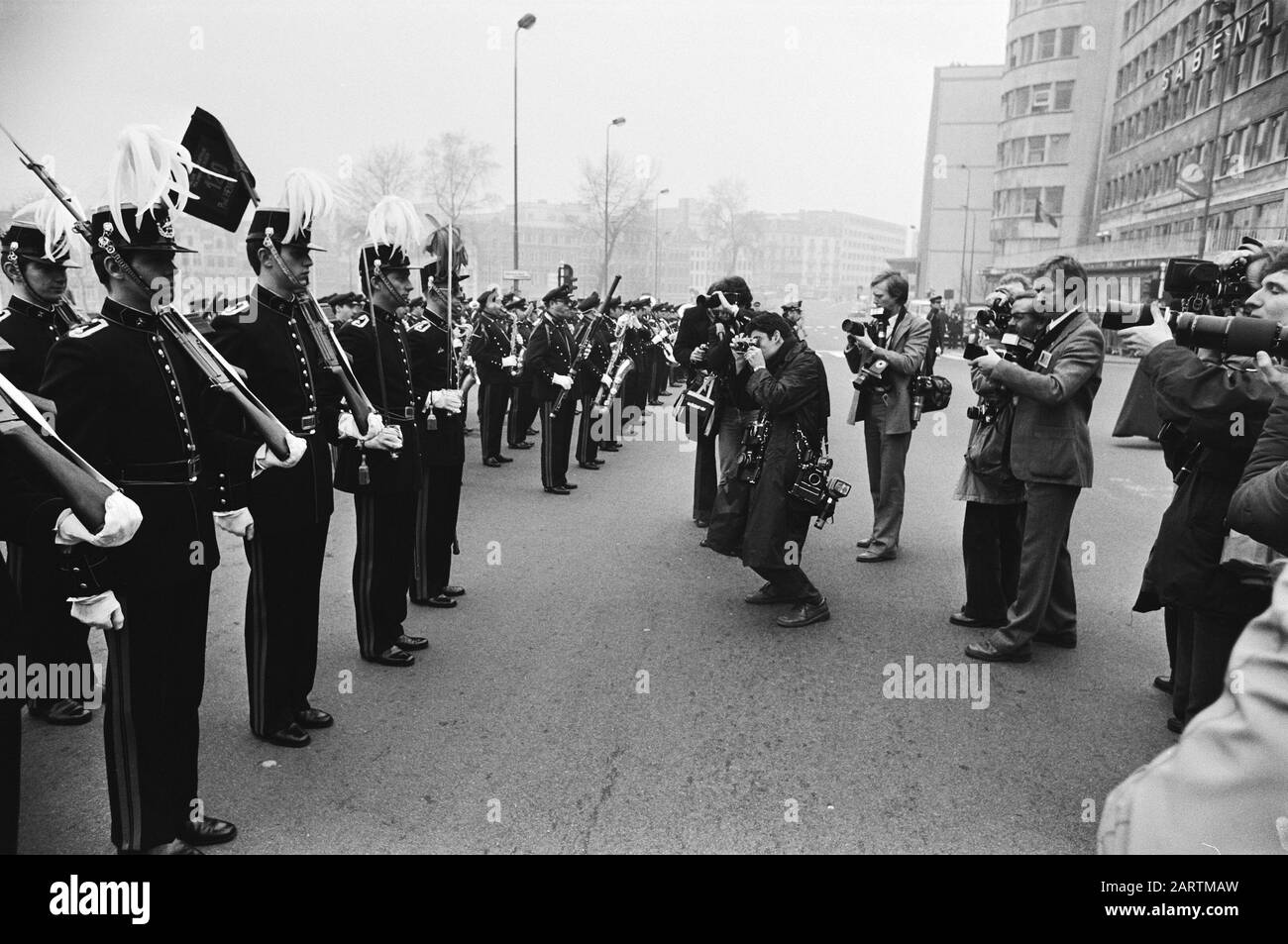 Visite d'État Reine Beatrix et Prince Claus en Belgique de nombreux photographes autour du Prince Philippe Date : 31 mars 1981 lieu : Belgique mots clés : Photographics, visite d'État Nom personnel : Beatrix, Queen, Claus, prince, Philippe prince Banque D'Images