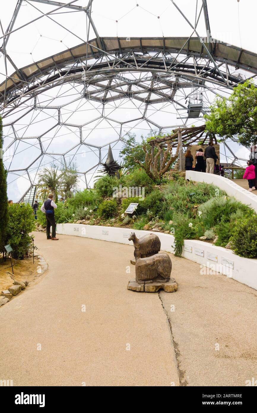 Le biome méditerranéen d'Eden Project est une attraction populaire pour les visiteurs avec des jardins construits côté grands dômes Banque D'Images