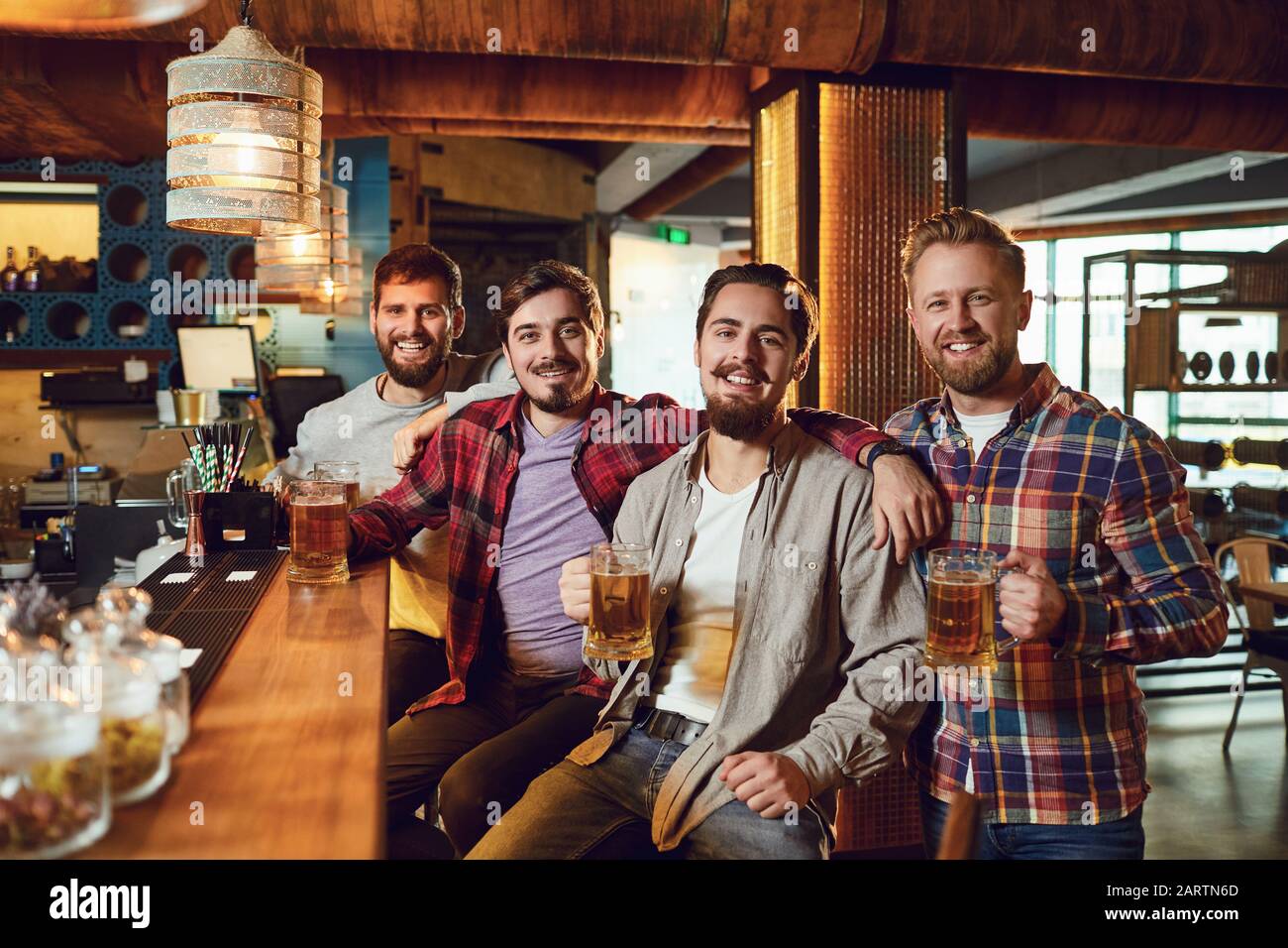 Groupe d'amis de boire de la bière lors d'une fête dans un bar. Banque D'Images