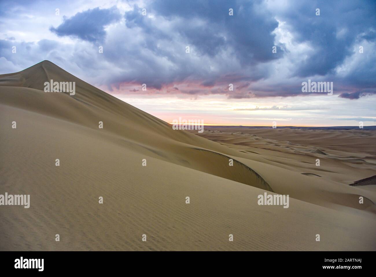 Paysages et dunes de sable dans le désert de Nazca. Ica, Pérou. Banque D'Images