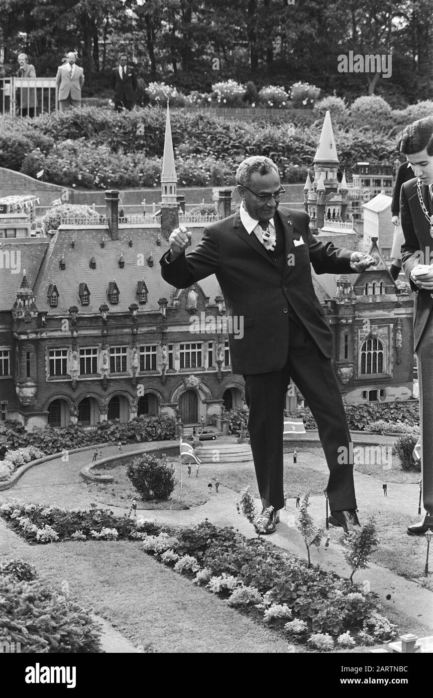 Visite d'État Président Ferrier du Suriname (à Madurodam); Ferrier dans le jardin Palais de la paix Date: 16 septembre 1977 mots clés: Visites d'État Nom personnel: Ferrier Président institution Nom: Madurodam Banque D'Images