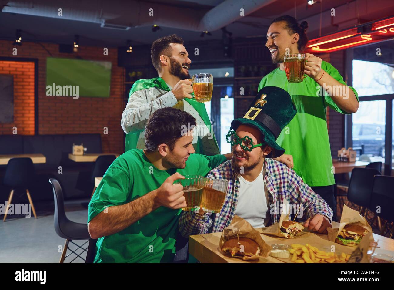 De bons amis célébrant la Saint Patrick dans un bar. Banque D'Images