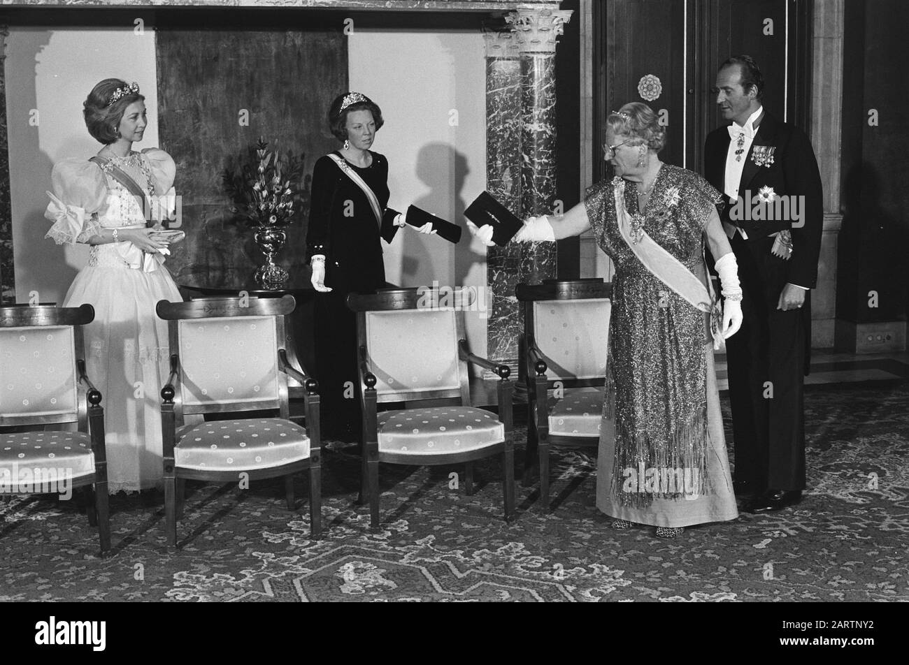 Visite d'État couple royal espagnol; Palais de photo Tripod sur la place du Dam, la Reine Juliana indique les lieux Date: 19 mars 1980 lieu: Amsterdam, Noord-Holland mots clés: Queens, visites d'État Nom personnel: Juliana, Nom de l'établissement Queen: Palais sur la place du Dam Banque D'Images