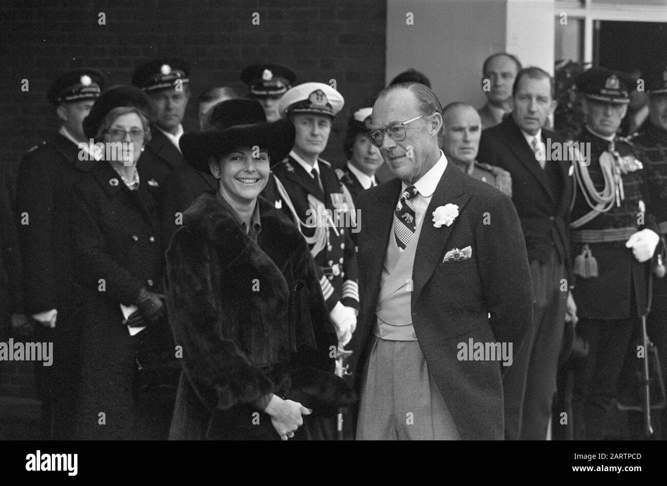 Visite d'État Couple royal suédois aux Pays-Bas; Arrivée; Prince Bernhard et Reine Silvia Date: 25 octobre 1976 mots clés: Couples King, visites d'État Nom personnel: Bernhard, prince, Sylvia, Reine de Suède Banque D'Images