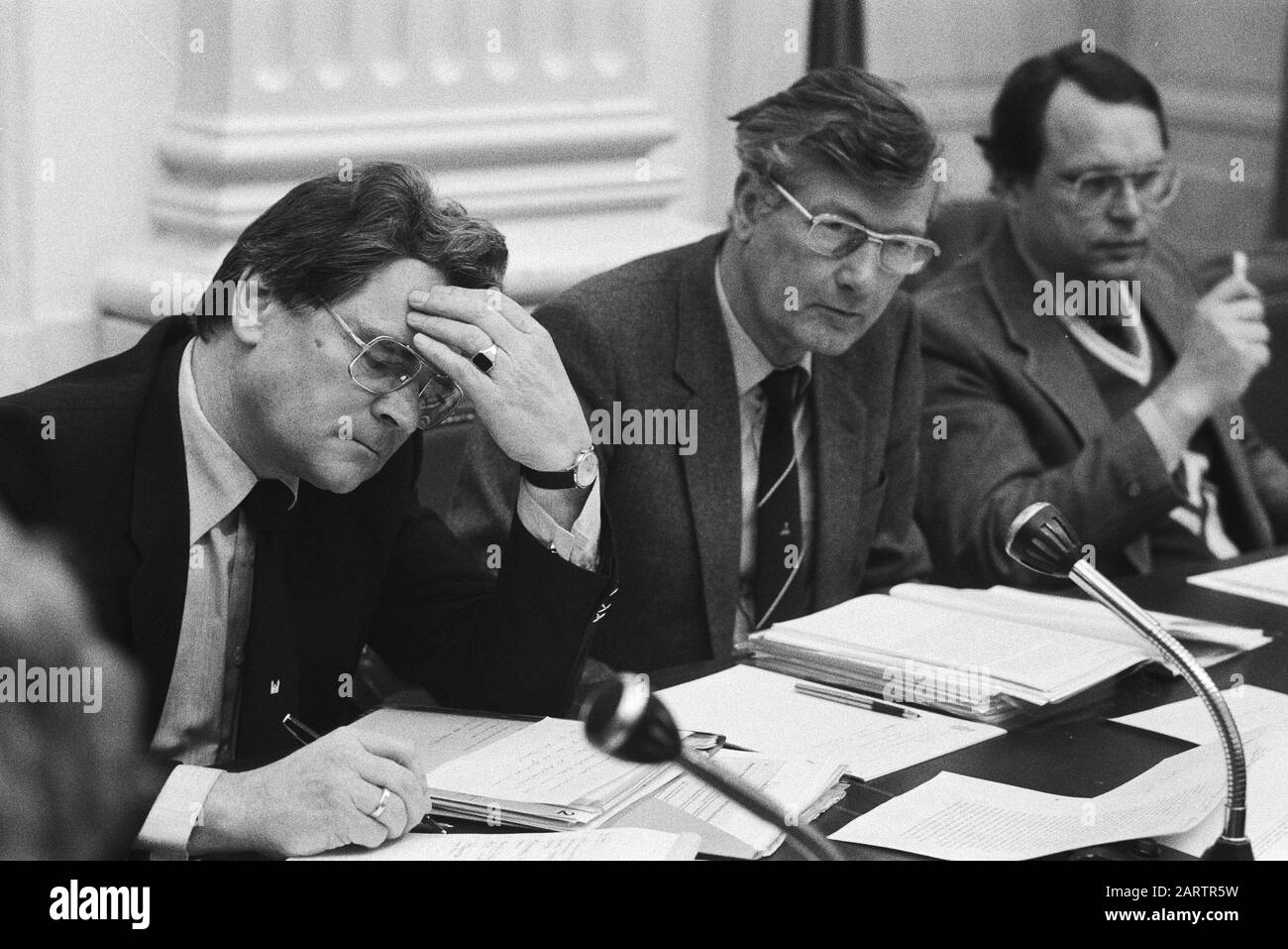 Le Comité de chambre des affaires sociales se réunit sur les prestations sociales Secrétaire d'État de Graaf (l) et Ministre de Koning (m) Date: 14 mars 1983 mots clés: Services sociaux, réunions Nom personnel: Graaf, Louw de, Koning, Jan de Institutionname: Ministry of social Affairs Banque D'Images