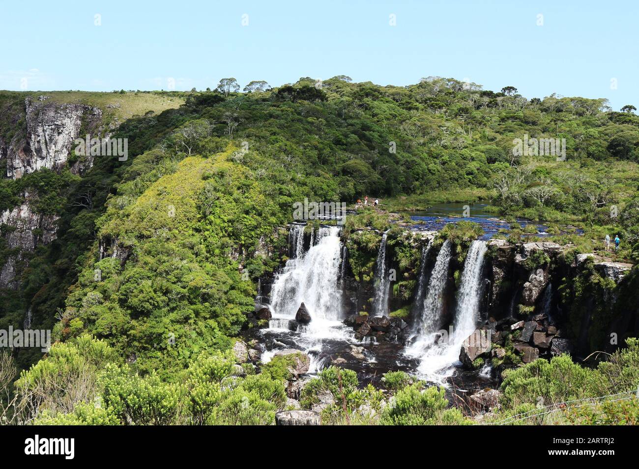 Cascade Tigre Preto, imposante, forte et balayant. Il déchire les roches du canyon et disparaît dans la végétation. Brésil Banque D'Images