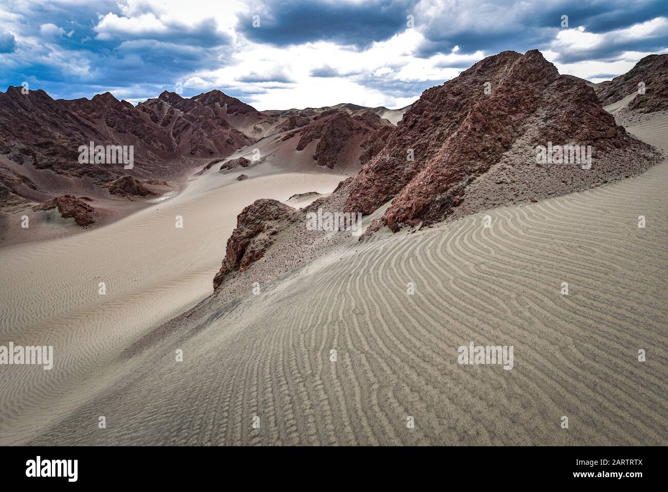 Paysages et dunes de sable dans le désert de Nazca. Ica, Pérou. Banque D'Images