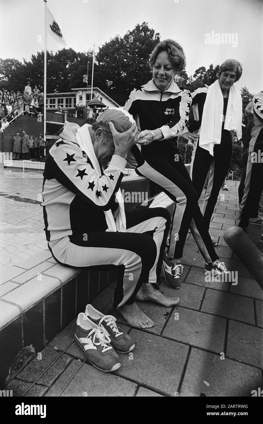 Star Battle 1979, enregistrements de l'AVRO à Arnhem Secrétaire d'Etat Neelie Smit-Kroes aide Ad Ploeg (VVD) avec son chapeau de bain Date: 9 août 1979 lieu: Arnhem, Gelderland mots clés: Politici, secrétaires d'Etat, programmes de télévision, enregistrements de travail Nom personnel: Team, Ad, Smit-Kroes, Neelie Banque D'Images