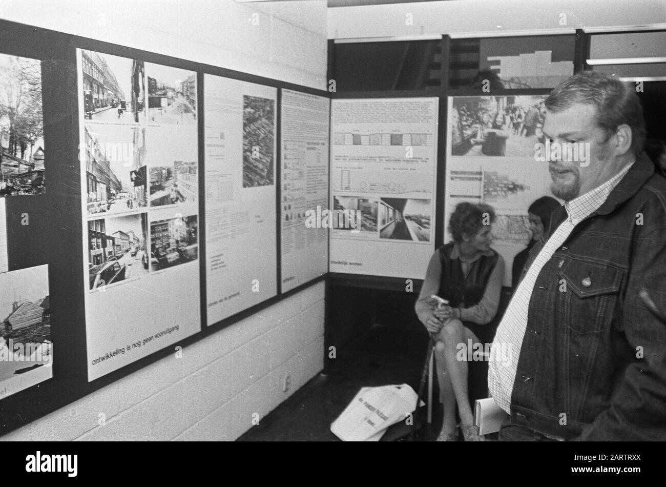 Secrétaire D'Etat Schaefer À L'Exposition De Pijp À Amsterdam Date: 22 Juin 1973 Lieu: Amsterdam, Noord-Holland Mots Clés: Expositions Nom Personnel: Schaefer, Jan Banque D'Images