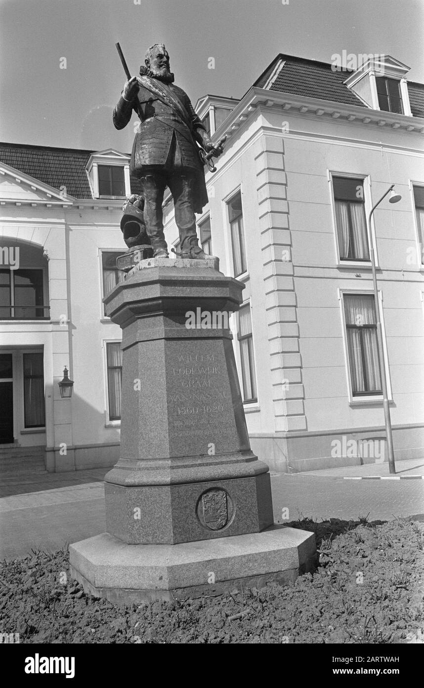 Vue sur la ville de Leeuwarden. Statue du gouverneur frison Willem Louis de Nassau sur l'annotation Hofplein : statue après dessin par Bart van Hove et Th. Molkenboer Hove, placé en 1906 Date: 8 avril 1969 lieu: Friesland, Leeuwarden mots-clés: Architecture, sculptures, bronze, histoire, stadholder, paysages urbains, statues Nom personnel: Willem Lodewijk van Nassau (Stadholder of Friesland) Banque D'Images