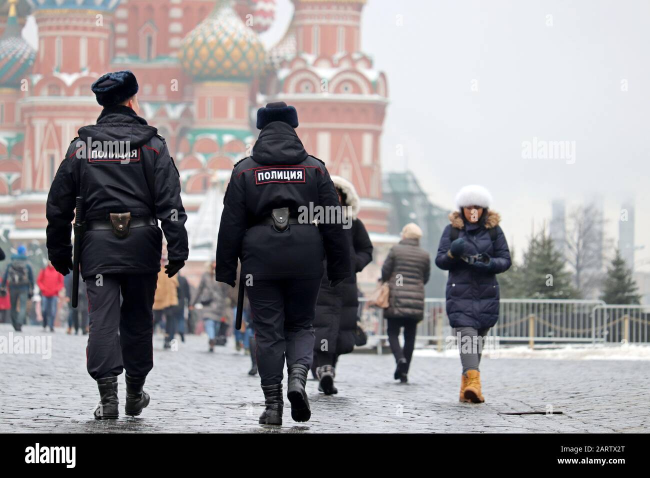 Deux policiers russes marchant sur la place Rouge en arrière-plan de la cathédrale St Basile et de la foule de personnes, patrouille de rue. Organismes d'application de la loi Banque D'Images