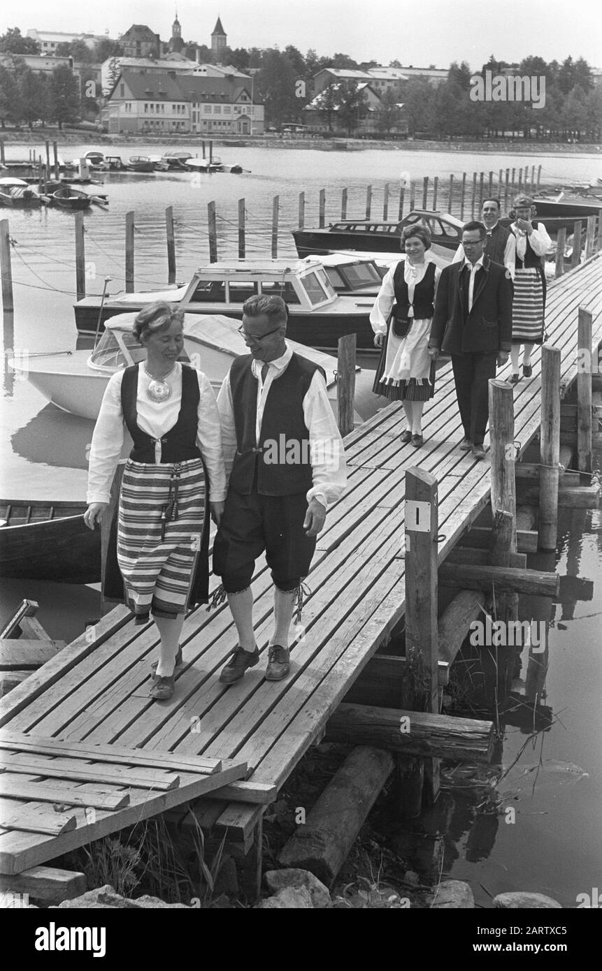 Finlande Volksdansgroep Lake district Date: 5 juillet 1967 lieu: Finlande mots clés: Ports, costumes traditionnels, danses folkloriques, danses folkloriques Banque D'Images