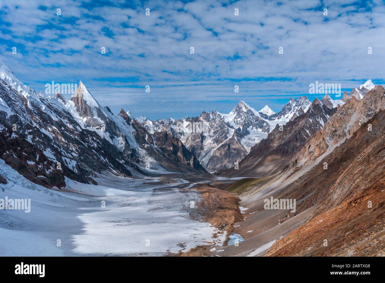 Vue sur l'aire de répartition du pic de Laila sur le chemin du camp de Khuspang, au Pakistan Banque D'Images