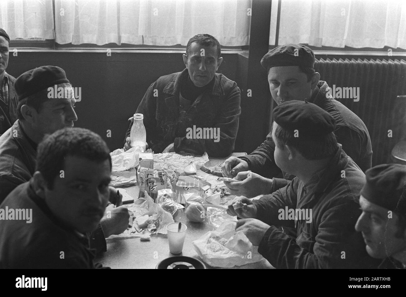 Faillite imminente à l'usine de Swarttouw ateliers de construction Grévistes à la table au cours de la réunion Date: 12 mars 1971 lieu: Schiedam, Zuid-Holland mots clés: Travailleurs, conflits de travail, usines, industrie du métal Nom de l'institution: Swarttouw Banque D'Images