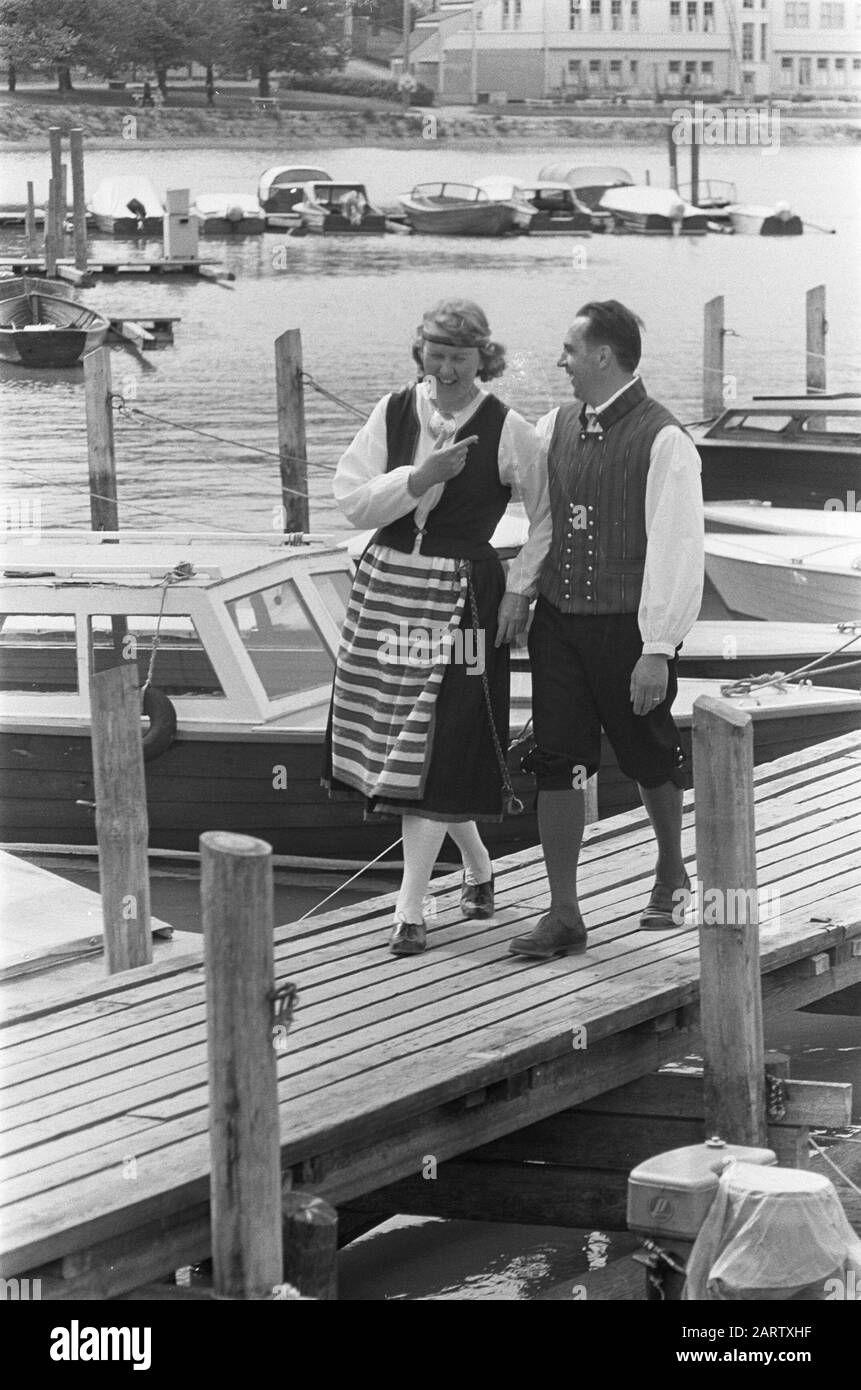 Finlande Volksdansgroep Lake district Date: 5 juillet 1967 lieu: Finlande mots clés: Ports, costumes traditionnels, danses folkloriques, danses folkloriques Banque D'Images