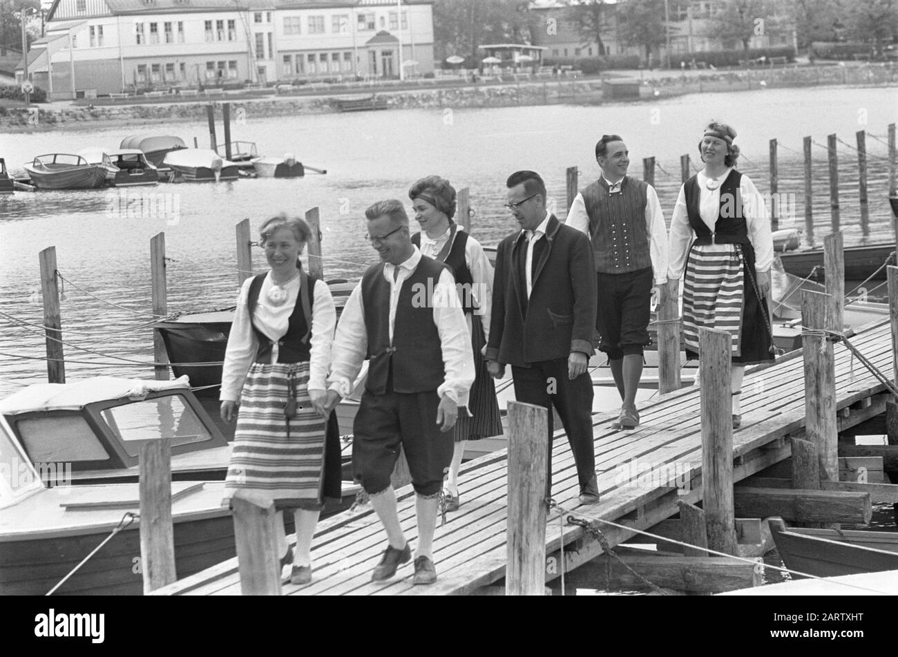 Finlande Volksdansgroep Lake district Date: 5 juillet 1967 lieu: Finlande mots clés: Ports, costumes traditionnels, danses folkloriques, danses folkloriques Banque D'Images