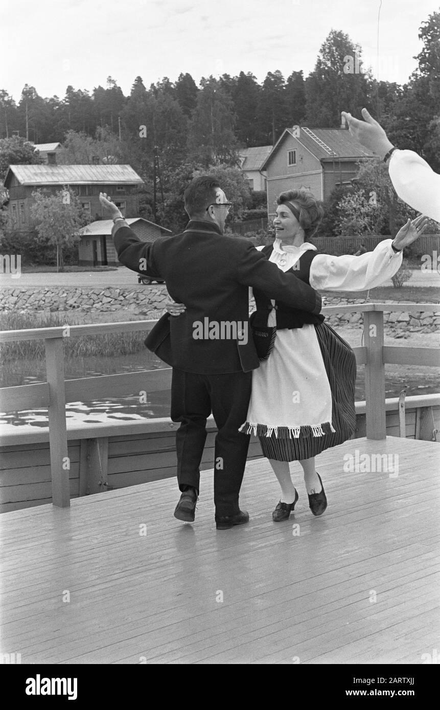 Finlande Volksdansgroep Lake district Date: 5 juillet 1967 lieu: Finlande mots clés: Ports, costumes traditionnels, danses folkloriques, danses folkloriques Banque D'Images