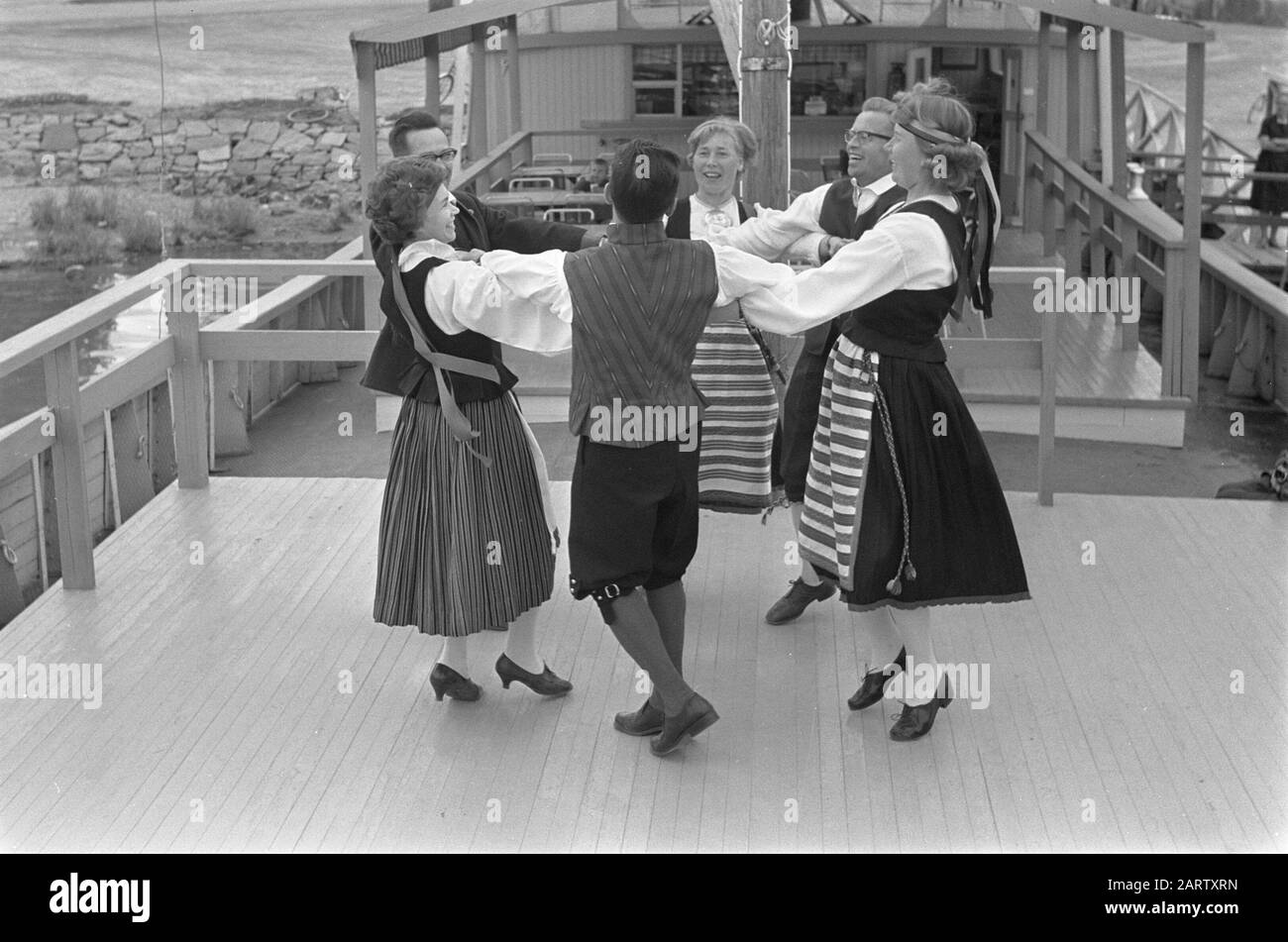Finlande Volksdansgroep Lake district Date: 5 juillet 1967 lieu: Finlande mots clés: Ports, costumes traditionnels, danses folkloriques, danses folkloriques Banque D'Images