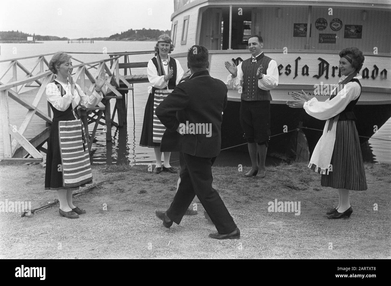 Finlande Volksdansgroep Lake district Date: 5 juillet 1967 lieu: Finlande mots clés: Ports, costumes traditionnels, danses folkloriques, danses folkloriques Banque D'Images
