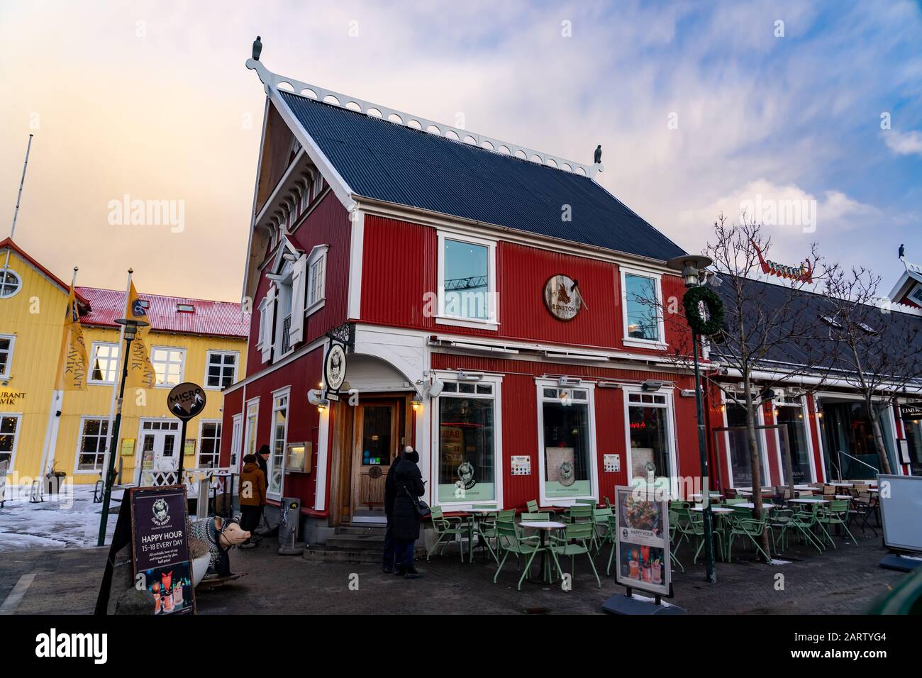 Reykjavik, Islande - 01.19.2020 : Suta svinid gastro pub Reykjavik vue sur la rue avec maison rouge nordique typique Banque D'Images