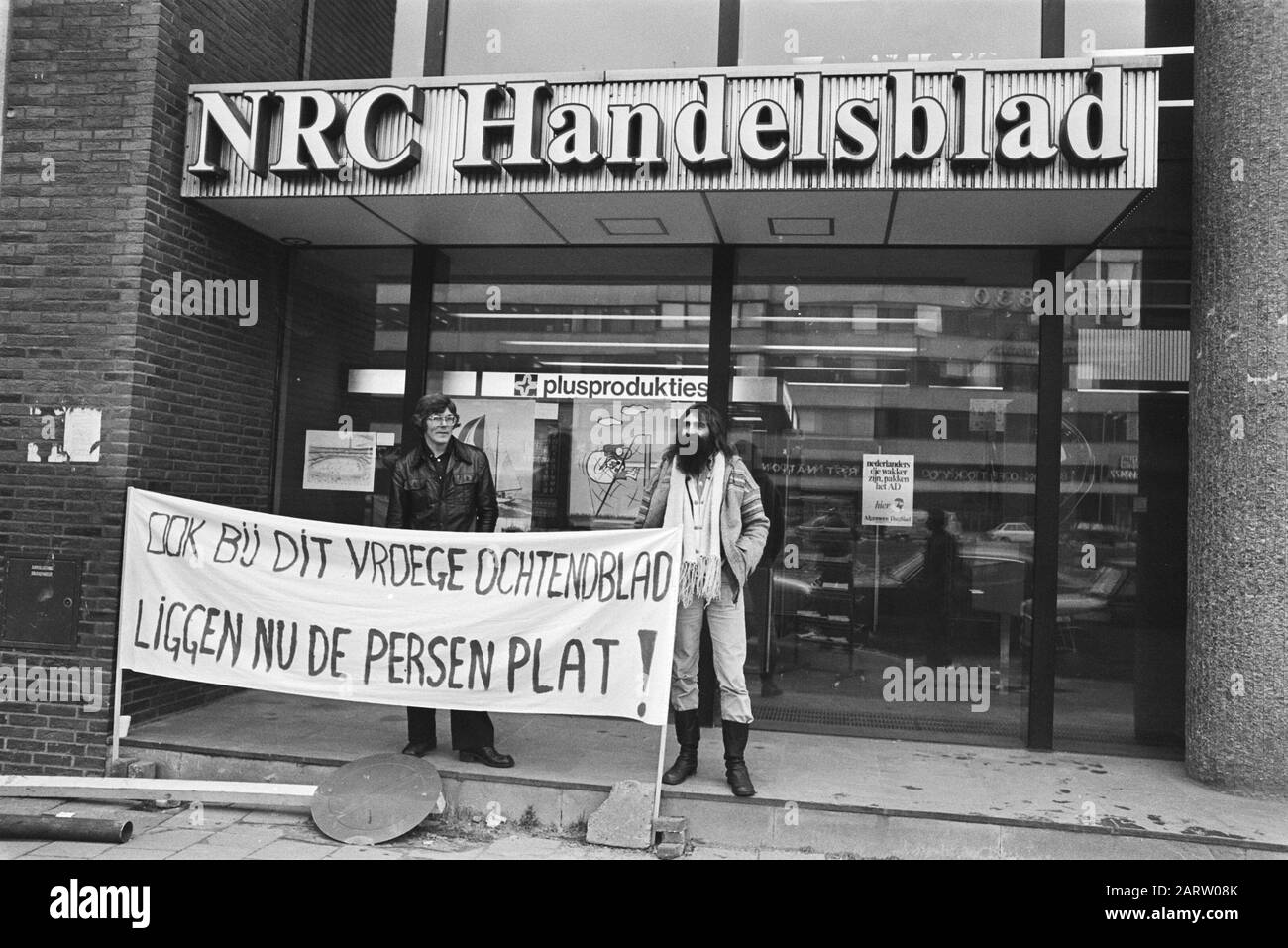 Personnel graphique frappant NDU à Rotterdam; grévistes avec bannière pour bureau NDU Date: 14 février 1977 lieu: Rotterdam, South-Holland mots clés: Personnel, Grèves, bannières, grévistes Banque D'Images