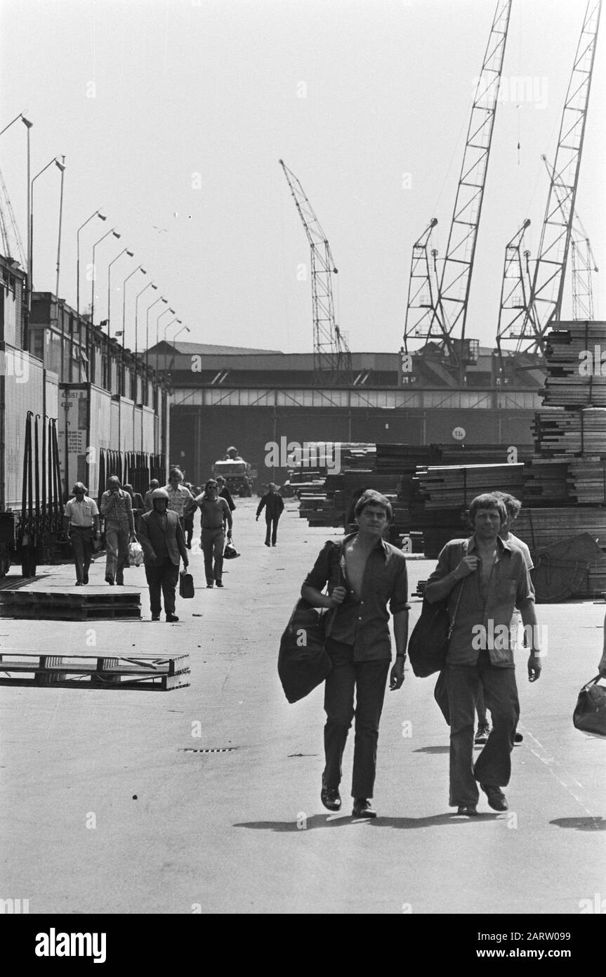 Grève à Port d'Amsterdam, les employés quittent l'entreprise Date : 1er juillet 1976 mots clés : grèves, ports Banque D'Images