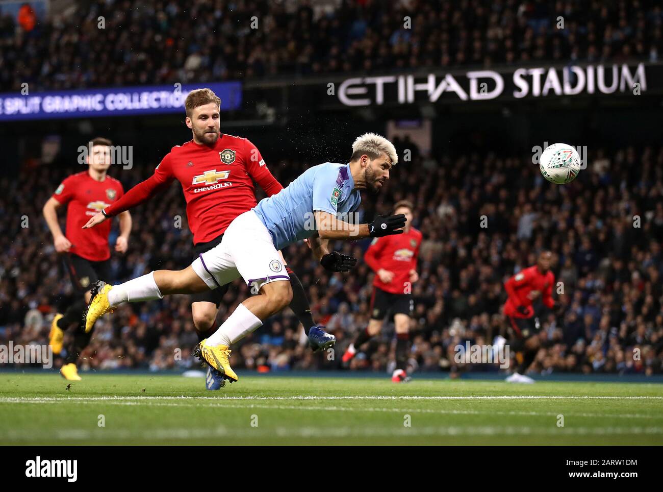 Sergio Aguero, de Manchester City, se dirige vers le but pendant la demi-finale de la coupe de Carabao, deuxième match de jambe au stade Etihad, Manchester. Banque D'Images